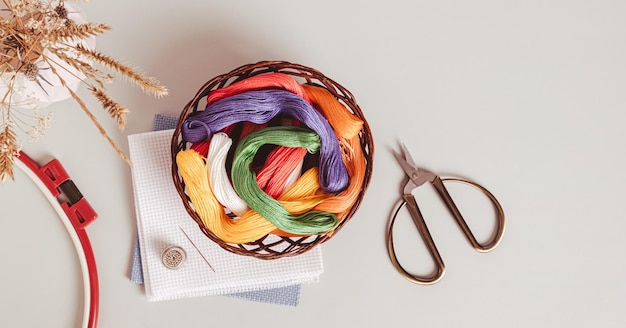 Kolorowe nici i tamborki